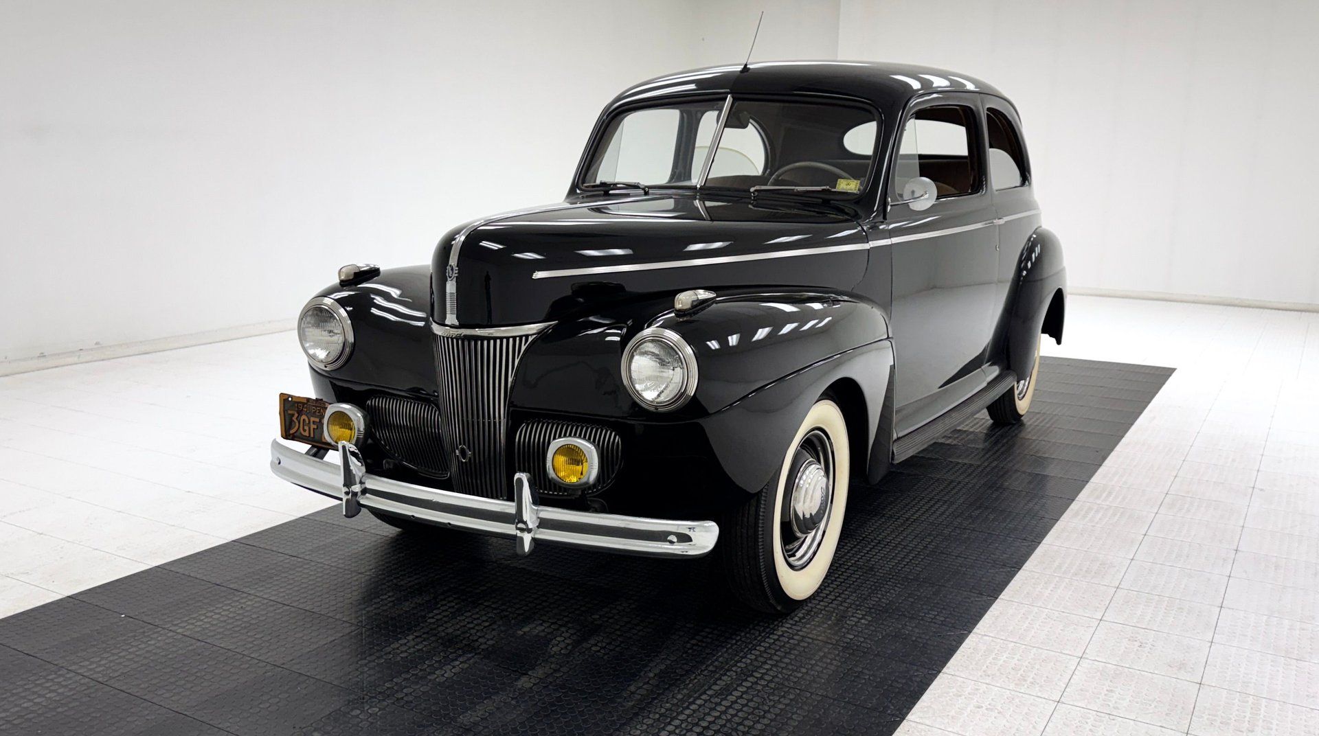 1941 Ford Tudor Deluxe, foto 1