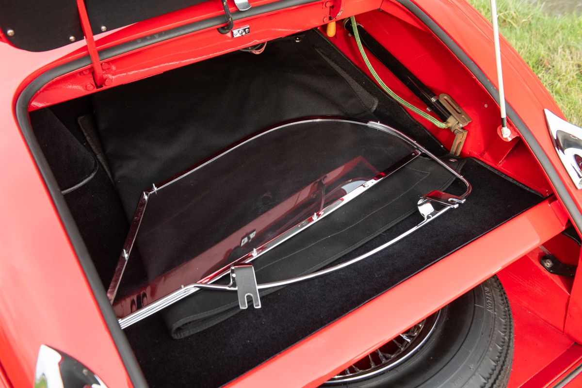 Fabulous Jaguar XK 120 Open-two-seater from 1951, foto 8