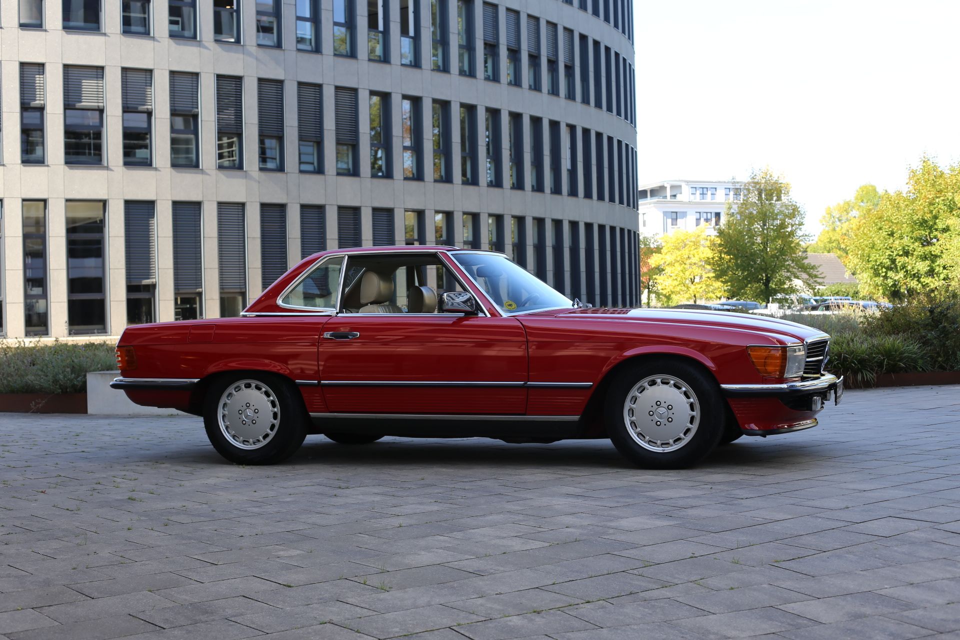 Mercedes-Benz 300 SL (R107) with incredible low kilometers., foto 1