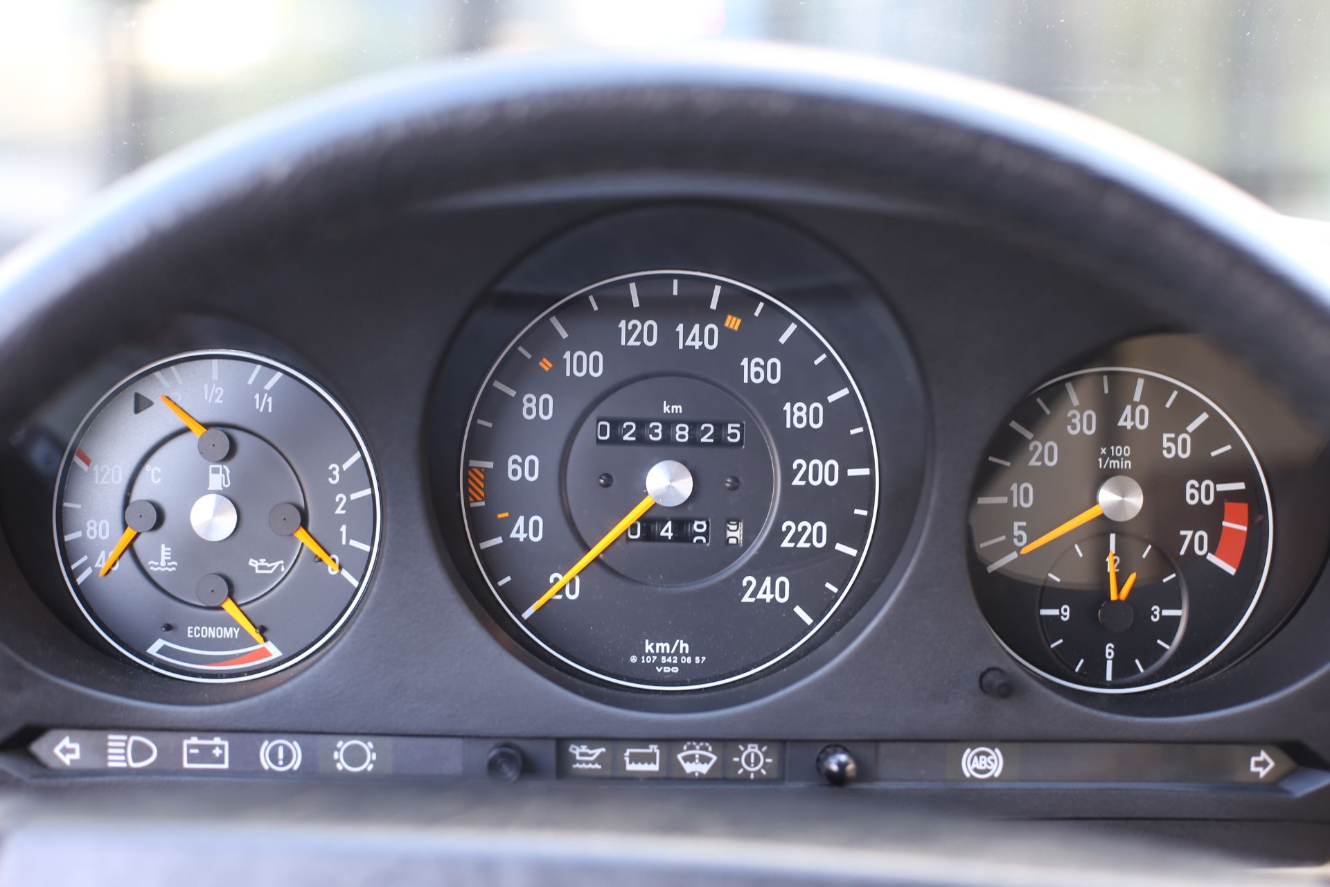Mercedes-Benz 300 SL (R107) with incredible low kilometers., foto 2