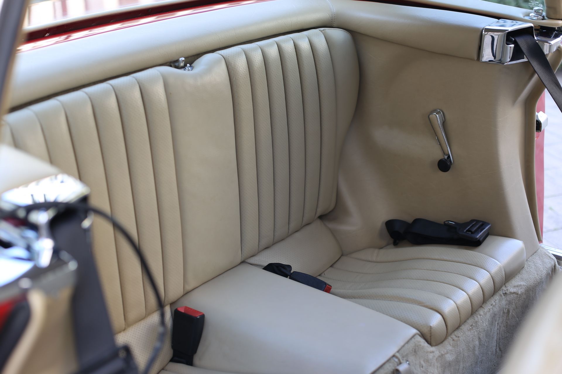 Mercedes-Benz 300 SL (R107) with incredible low kilometers., foto 6
