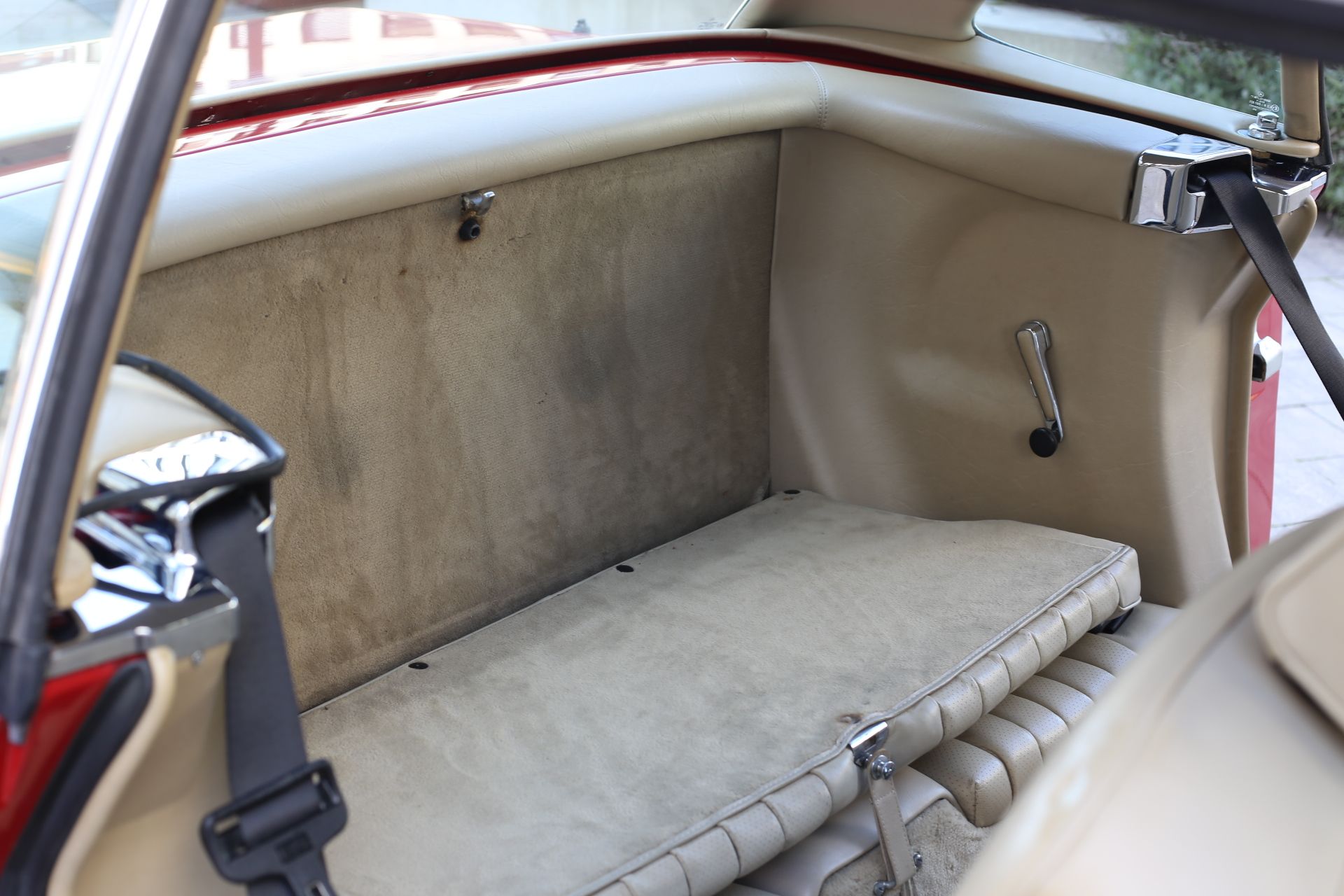 Mercedes-Benz 300 SL (R107) with incredible low kilometers., foto 8