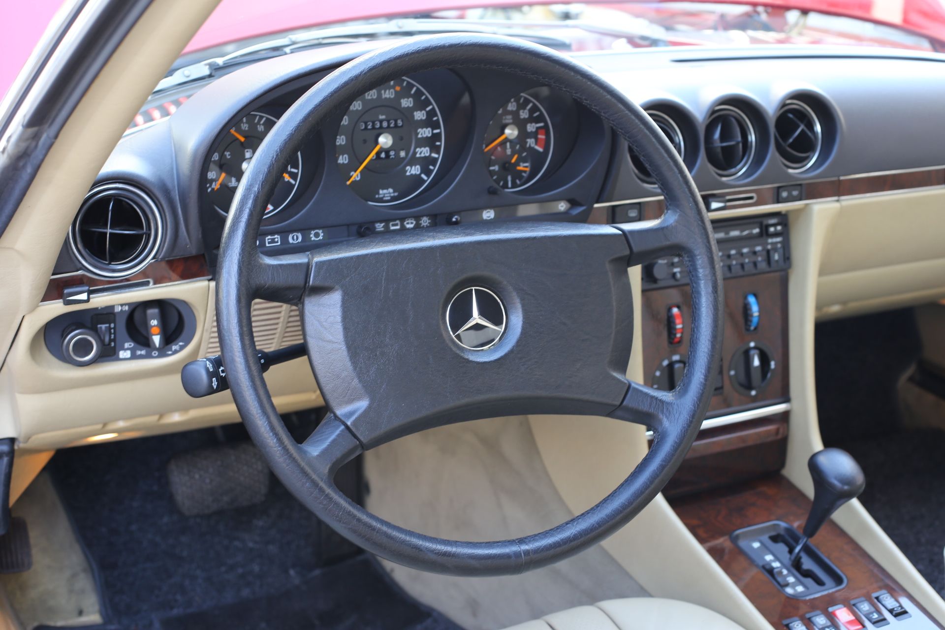 Mercedes-Benz 300 SL (R107) with incredible low kilometers., foto 11