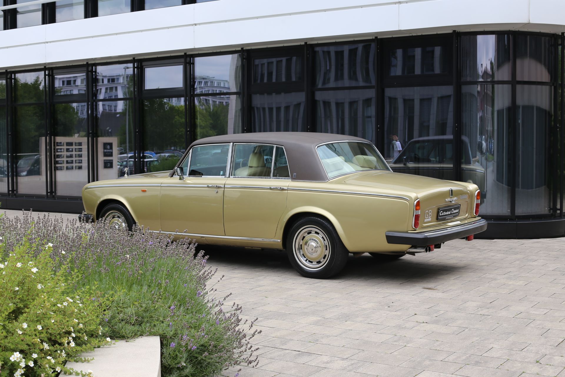 A luxurious Rolls Royce Silver Shadow II, foto 1