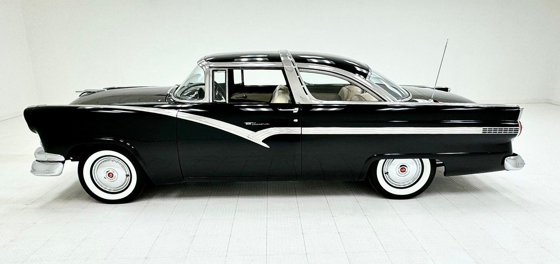 1956 Ford Fairlane Crown Victoria 2 Door Hardtop, foto 2