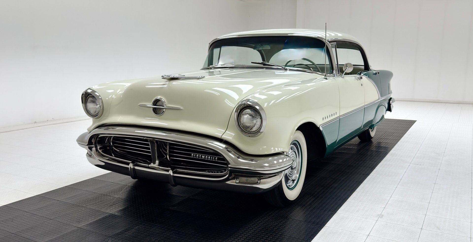 1956 Oldsmobile 88 Holiday 4 Door Hardtop, foto 1