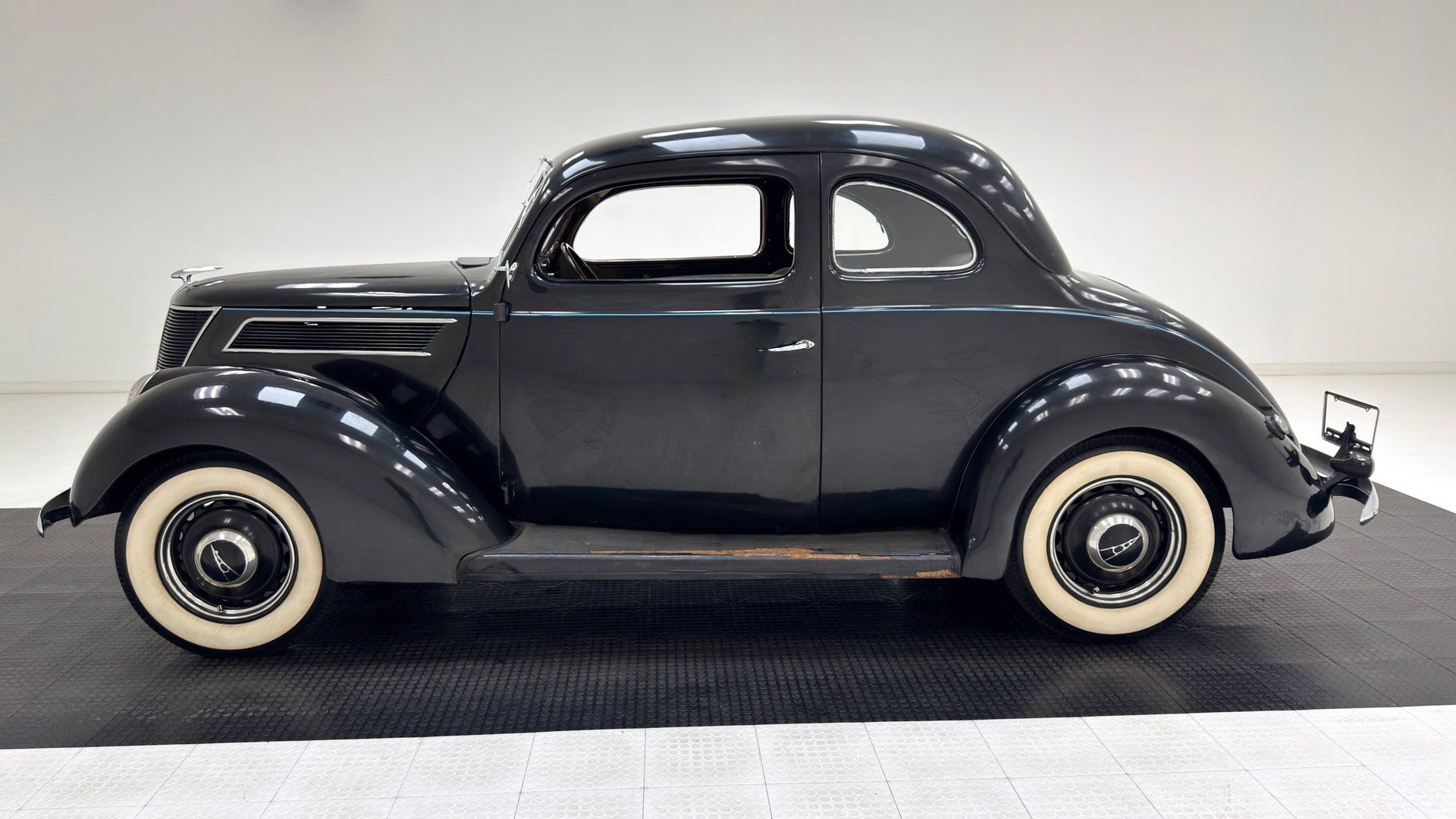1937 Ford 85 Deluxe Club Coupe, foto 2