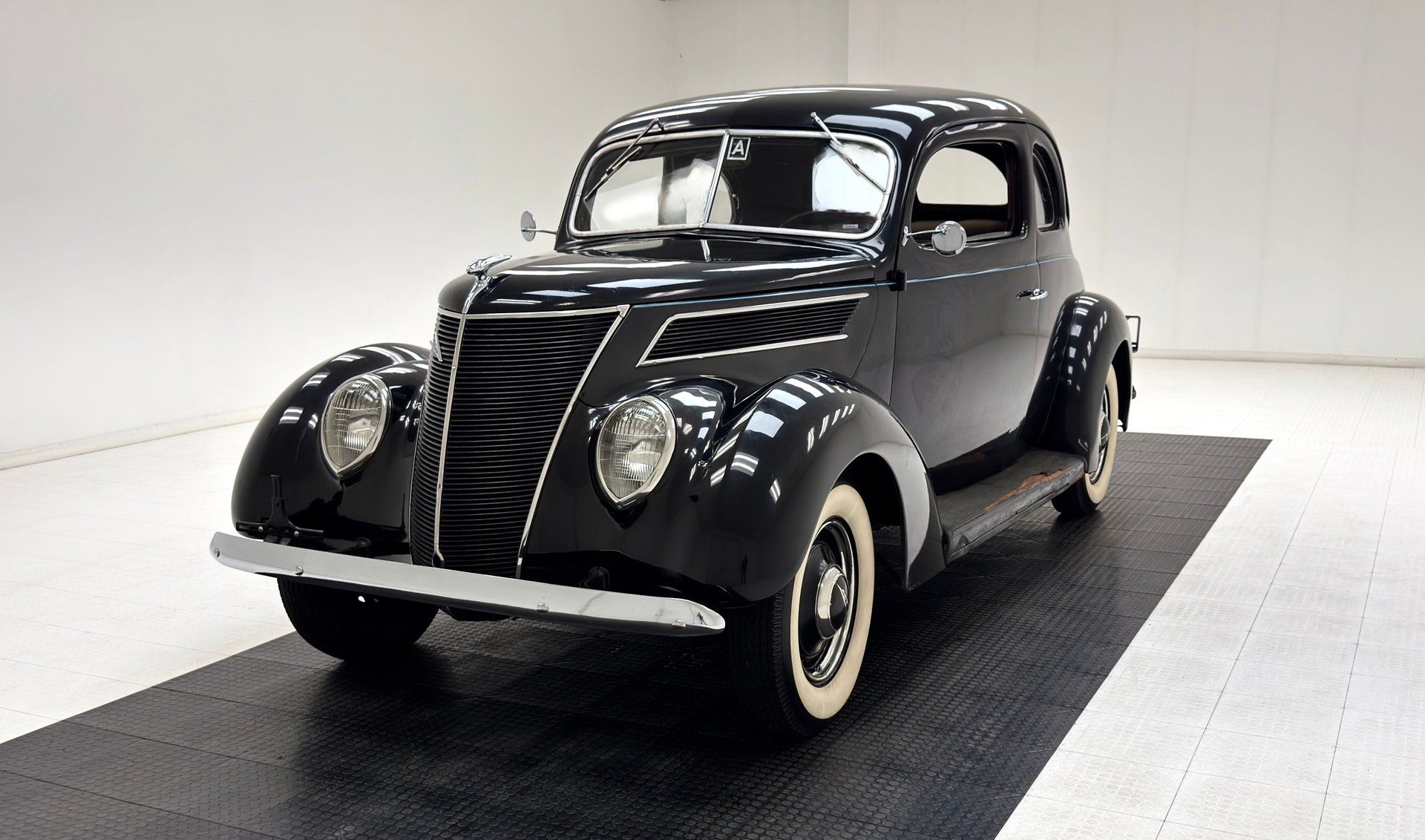 1937 Ford 85 Deluxe Club Coupe, foto 1