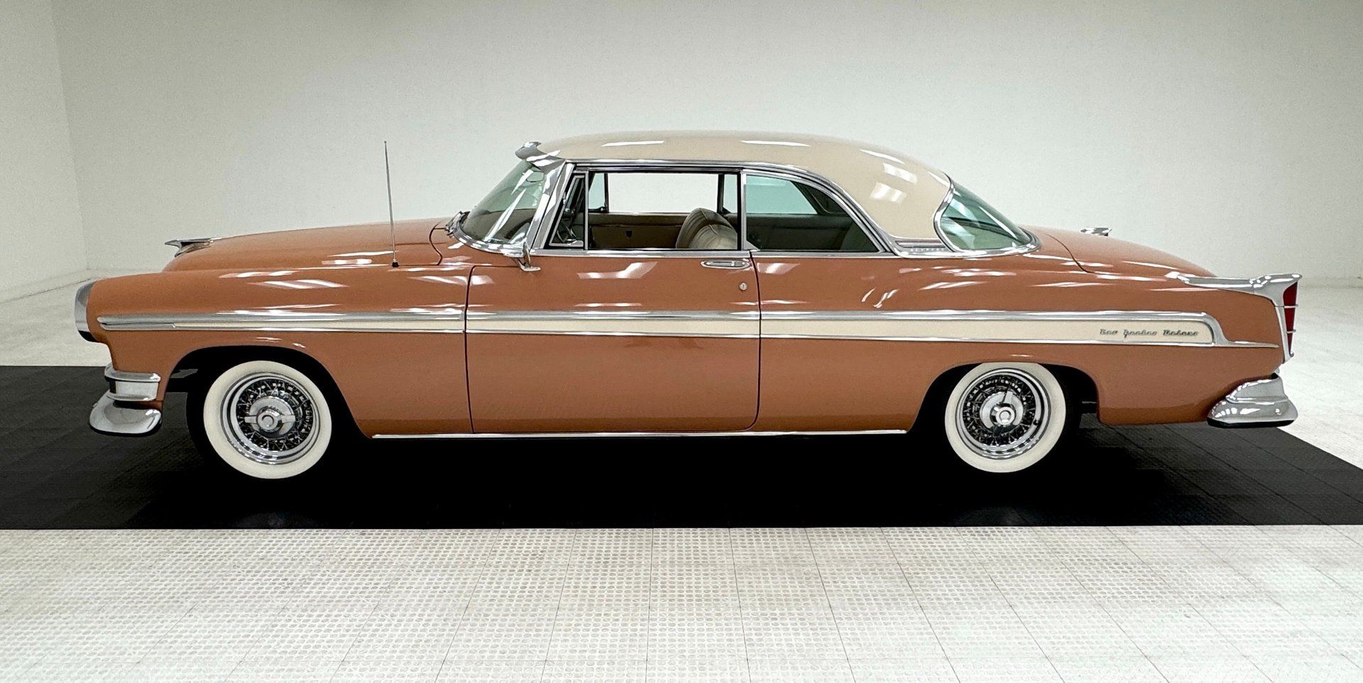 1955 Chrysler New Yorker Deluxe Hardtop, foto 2