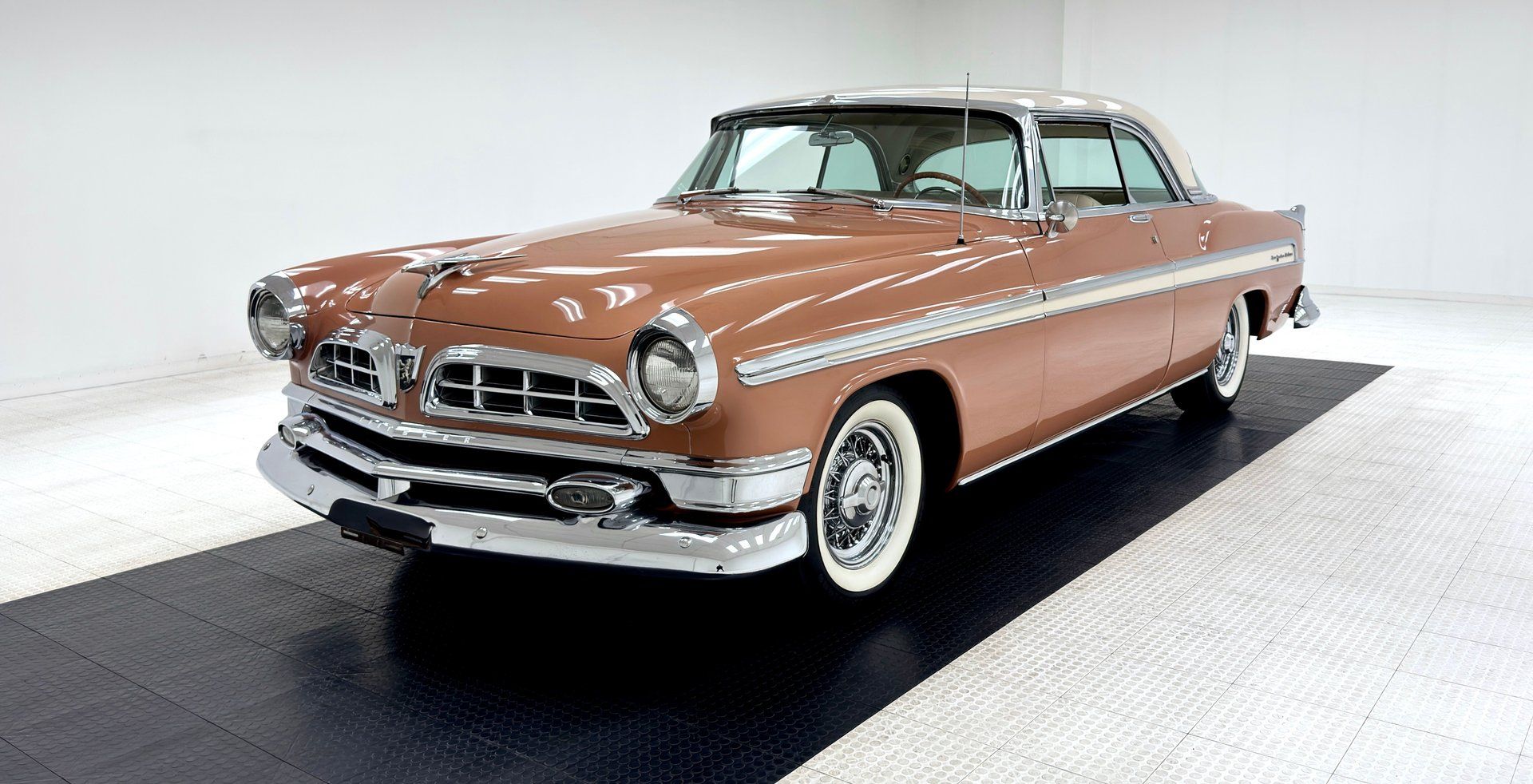1955 Chrysler New Yorker Deluxe Hardtop, foto 1