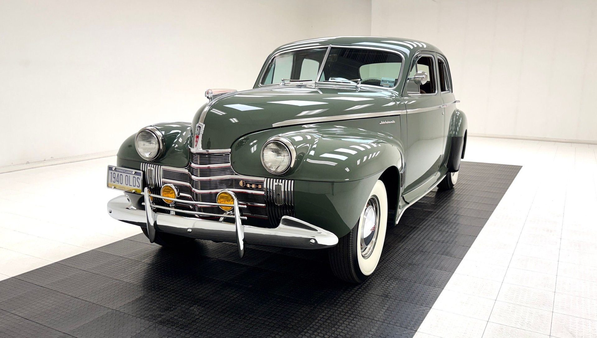 1940 Oldsmobile Series 90 Custom Cruiser 4 Door Touring Seda, foto 1