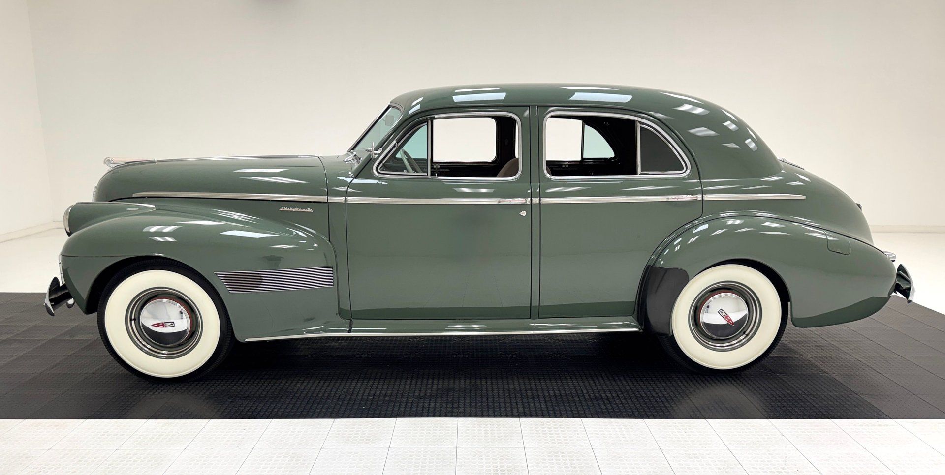 1940 Oldsmobile Series 90 Custom Cruiser 4 Door Touring Seda, foto 2