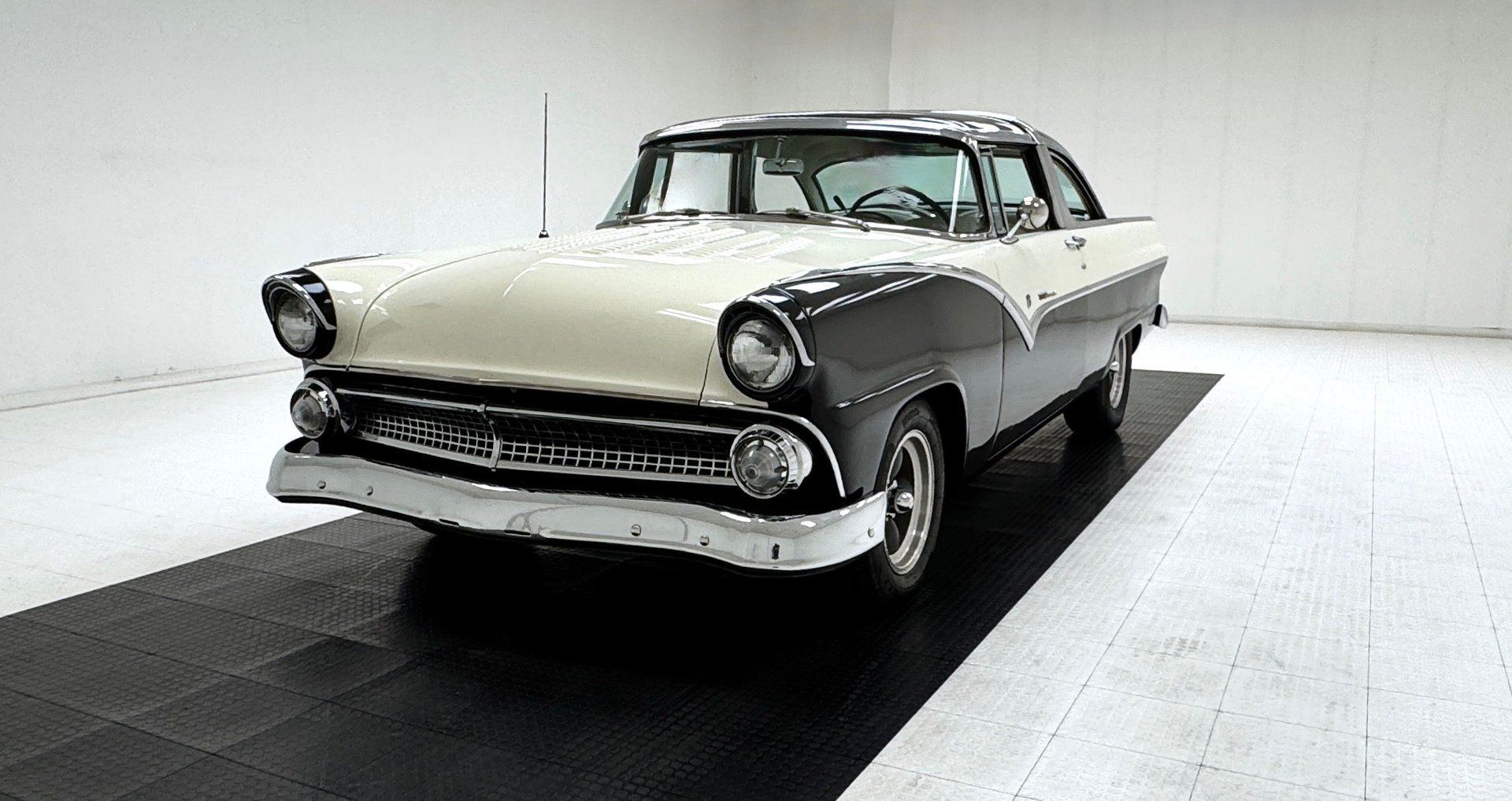 1955 Ford Fairlane Crown Victoria 2 Door Hardtop, foto 1
