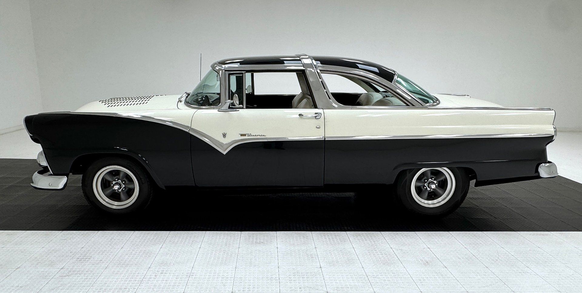 1955 Ford Fairlane Crown Victoria 2 Door Hardtop, foto 2