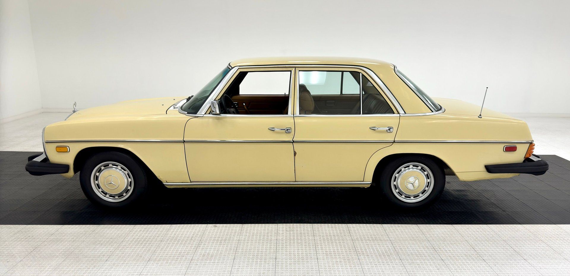 1975 Mercedes-Benz 300D Sedan, foto 2