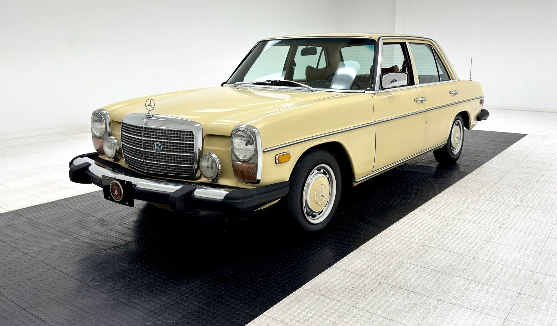 1975 Mercedes-Benz 300D Sedan, foto 1