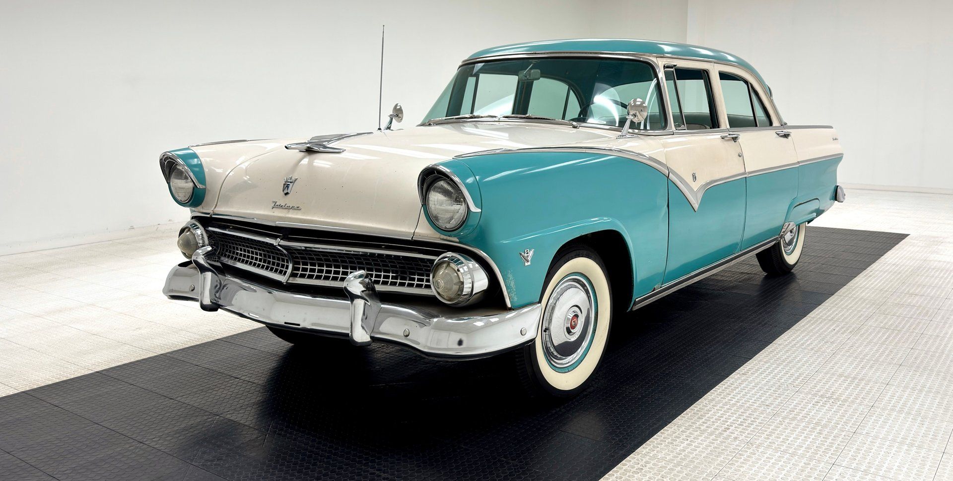 1955 Ford Fairlane Town Sedan, foto 1