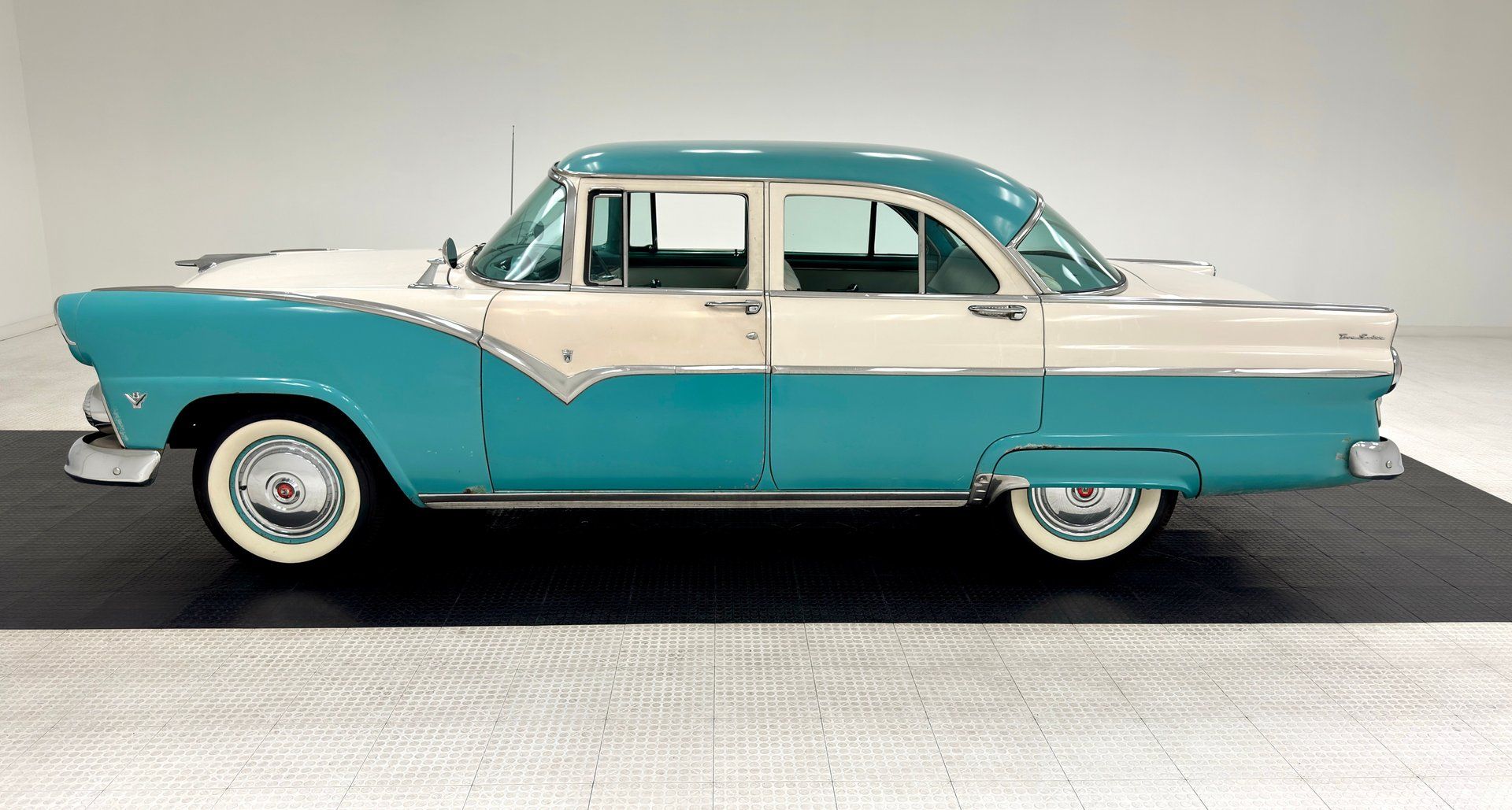 1955 Ford Fairlane Town Sedan, foto 2