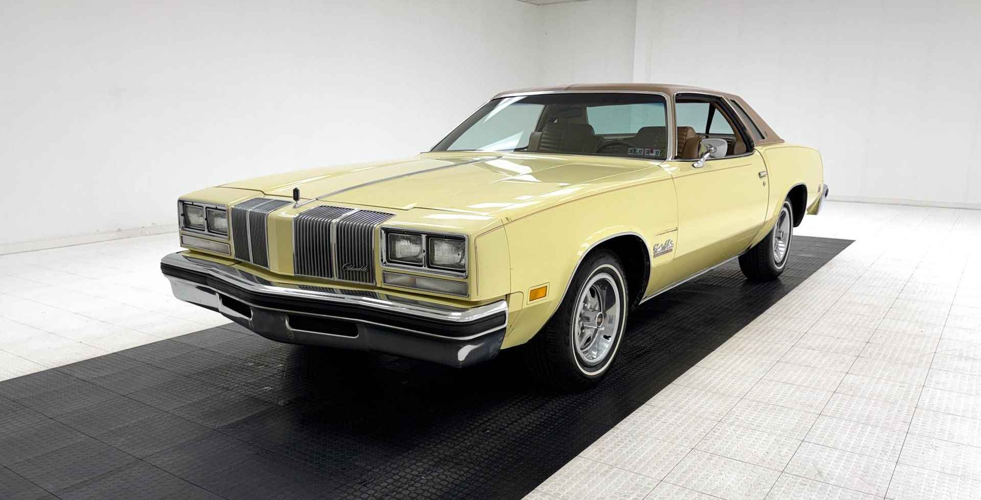 1976 Oldsmobile Cutlass Salon Hardtop, foto 1