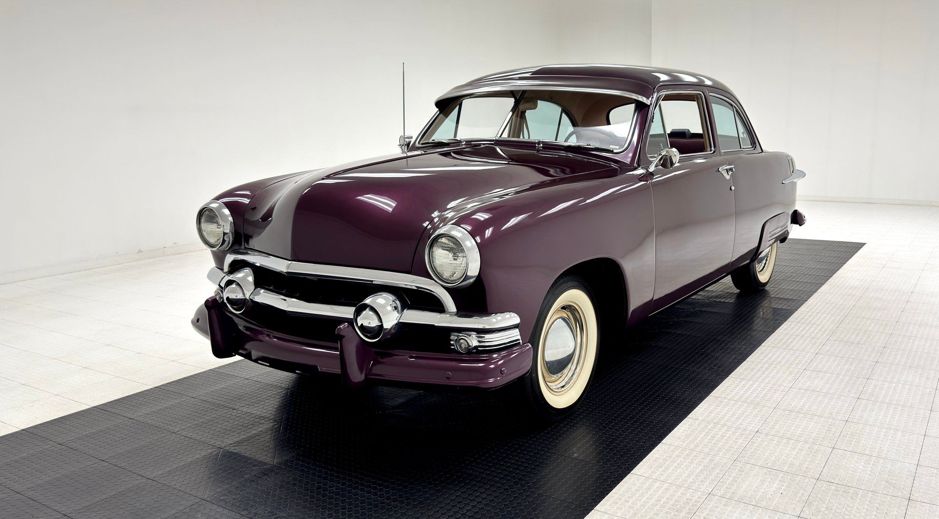 1951 Ford Custom Deluxe Tudor Sedan, foto 1
