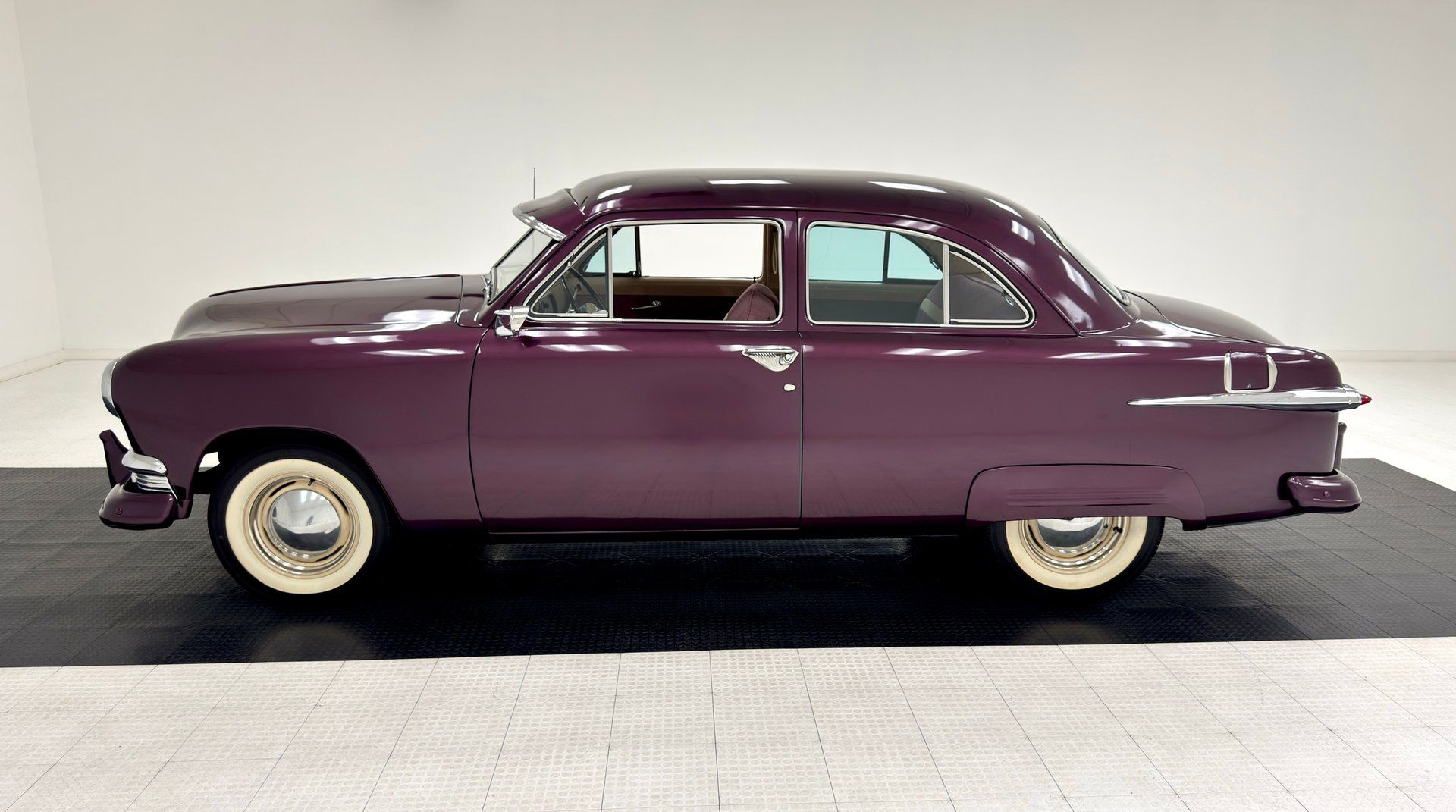 1951 Ford Custom Deluxe Tudor Sedan, foto 2