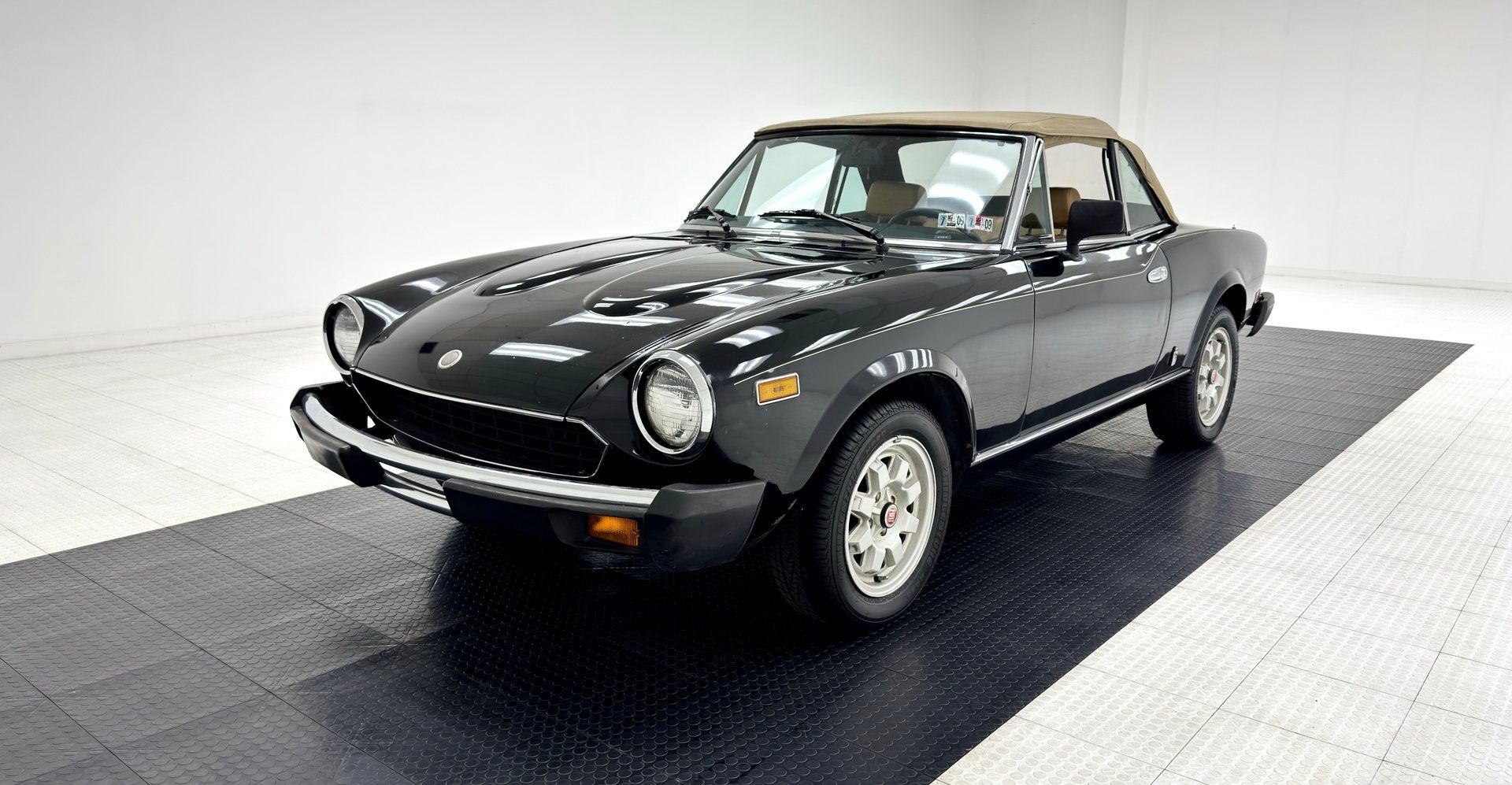 1982 Fiat Spyder 2000 Convertible, foto 1
