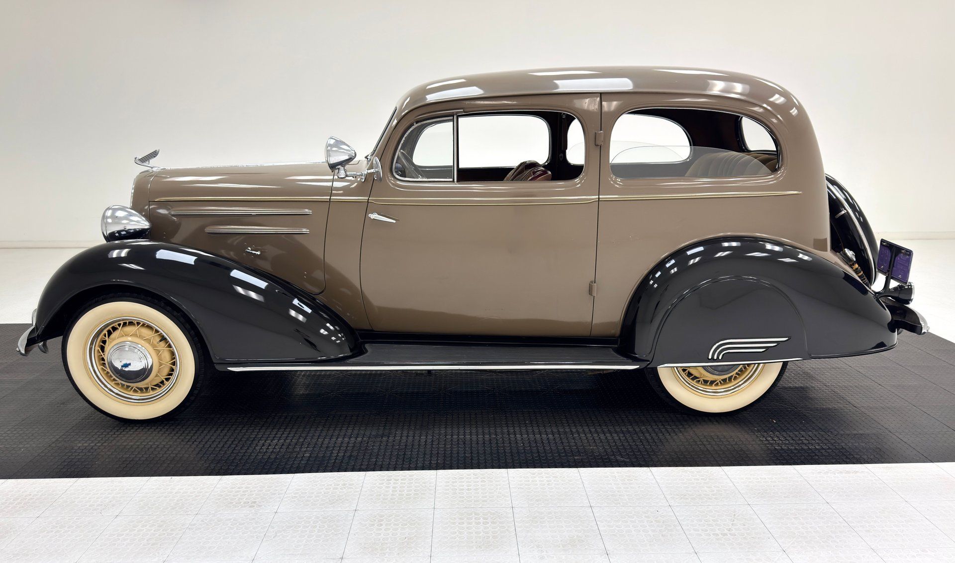 1935 Chevrolet Master Deluxe 2 Door Town Sedan, foto 2