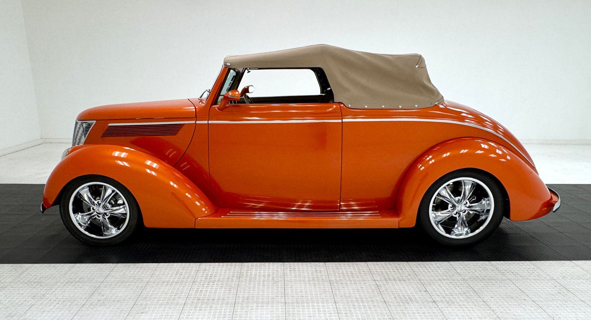 1937 Ford 85 Deluxe Cabriolet, foto 2