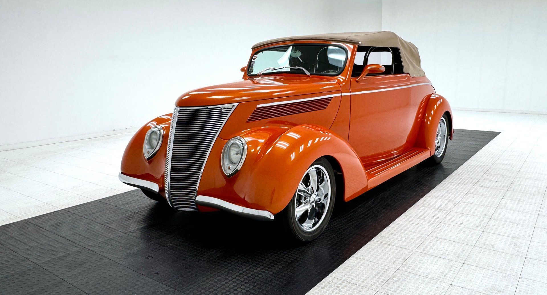 1937 Ford 85 Deluxe Cabriolet, foto 1