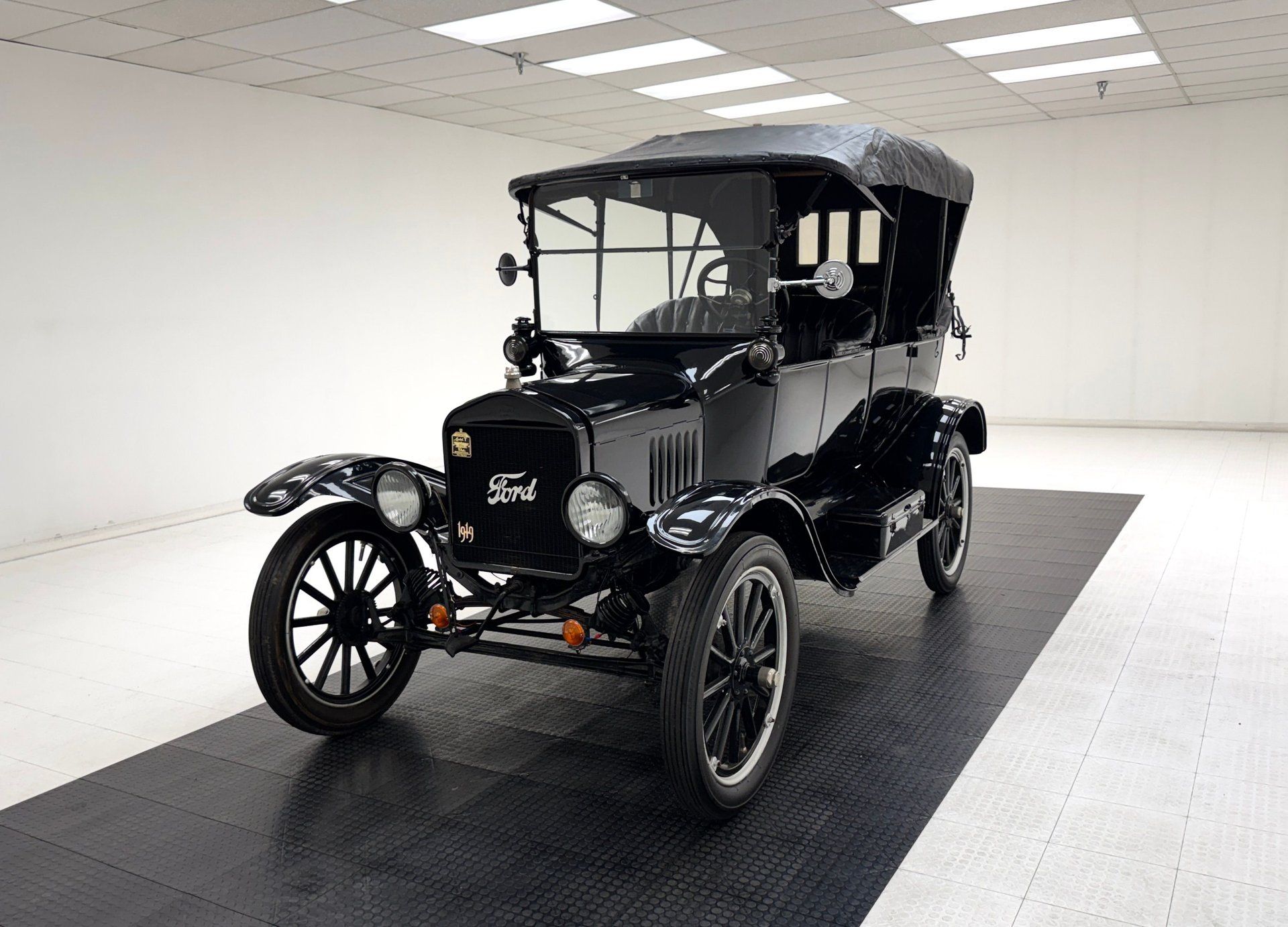 1919 Ford Model T Touring Sedan, foto 1