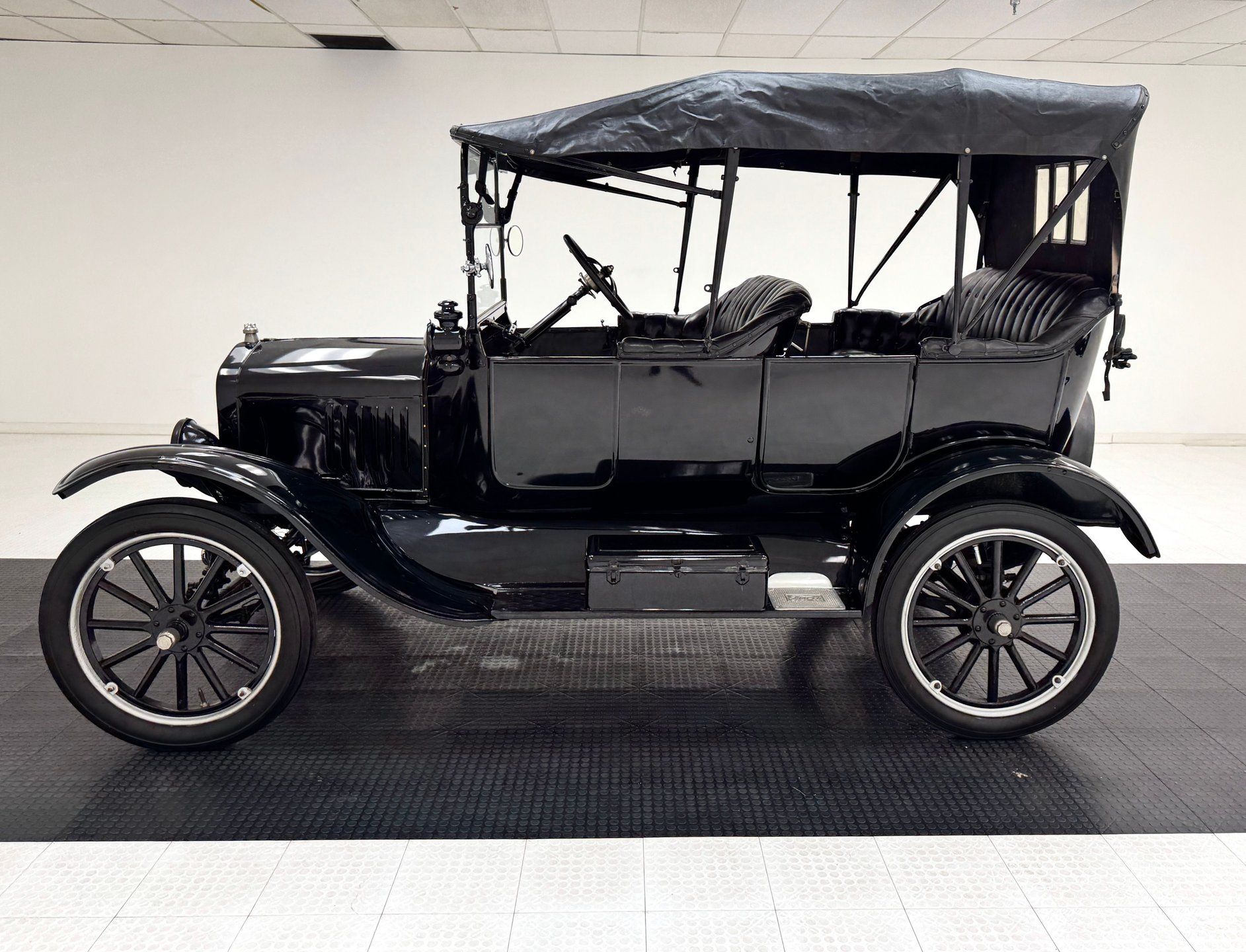 1919 Ford Model T Touring Sedan, foto 2