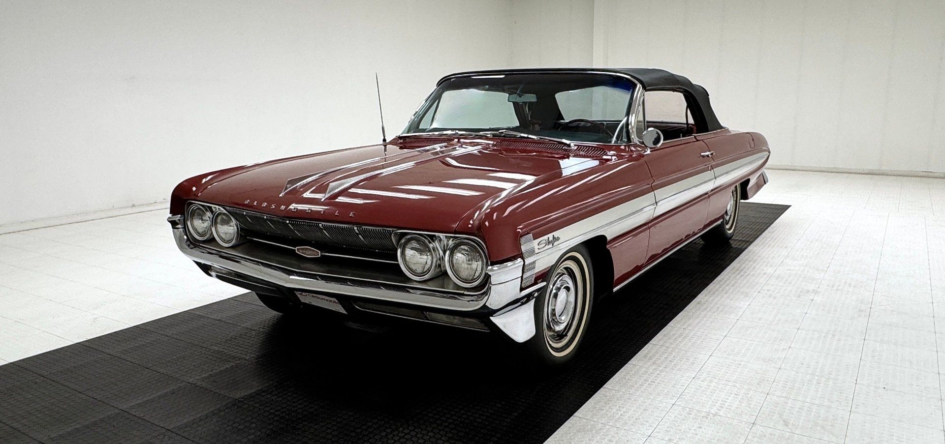 1961 Oldsmobile Starfire Convertible, foto 1