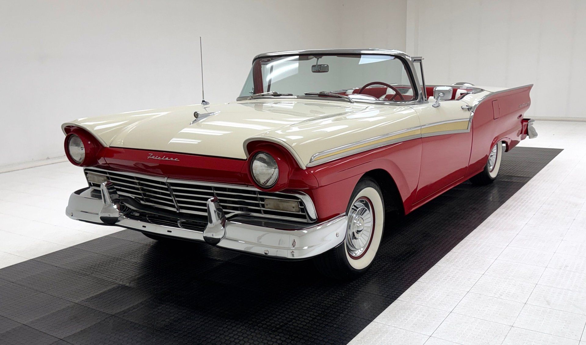 1957 Ford Fairlane 500 Skyliner, foto 3