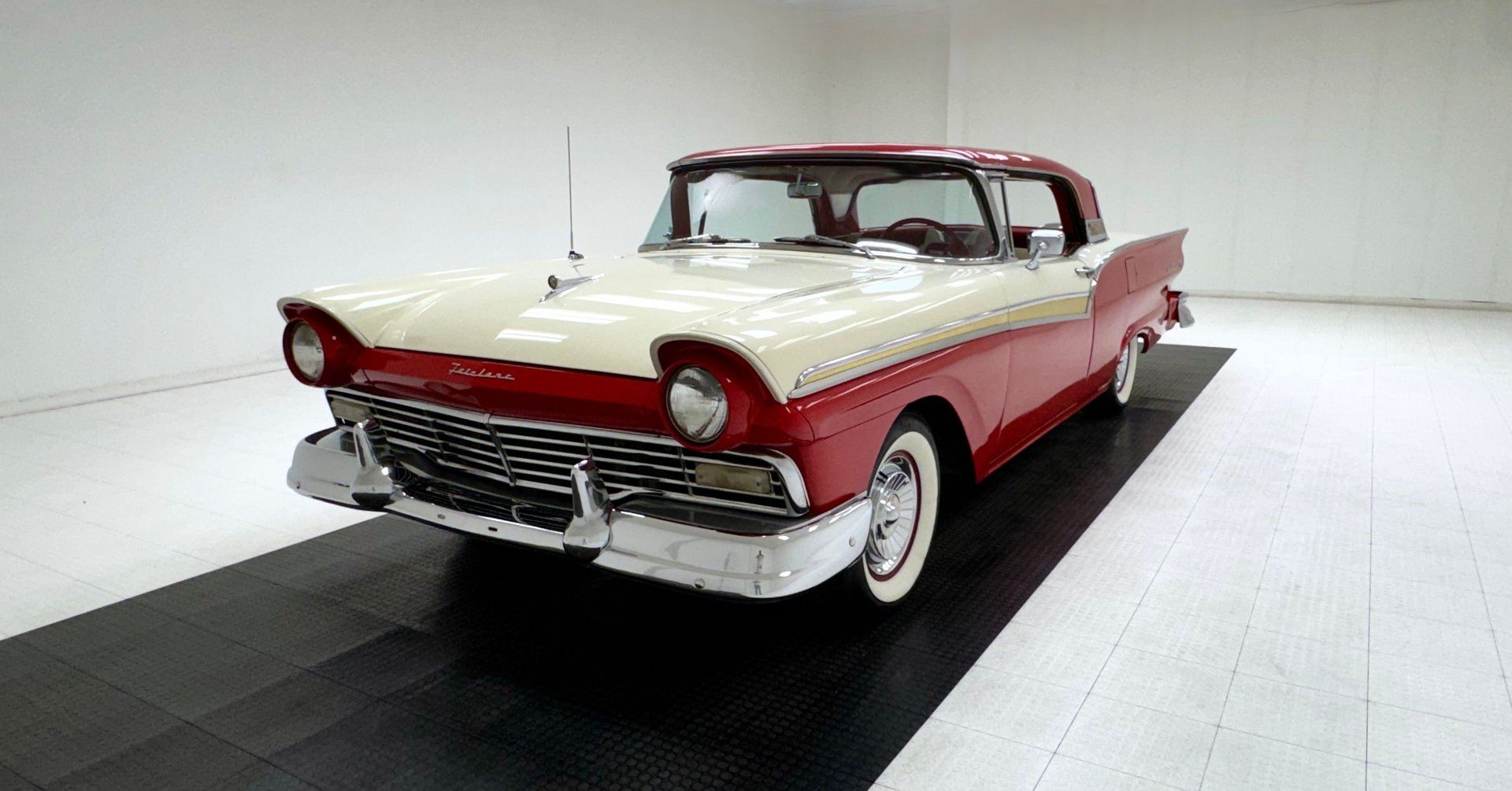 1957 Ford Fairlane 500 Skyliner, foto 1