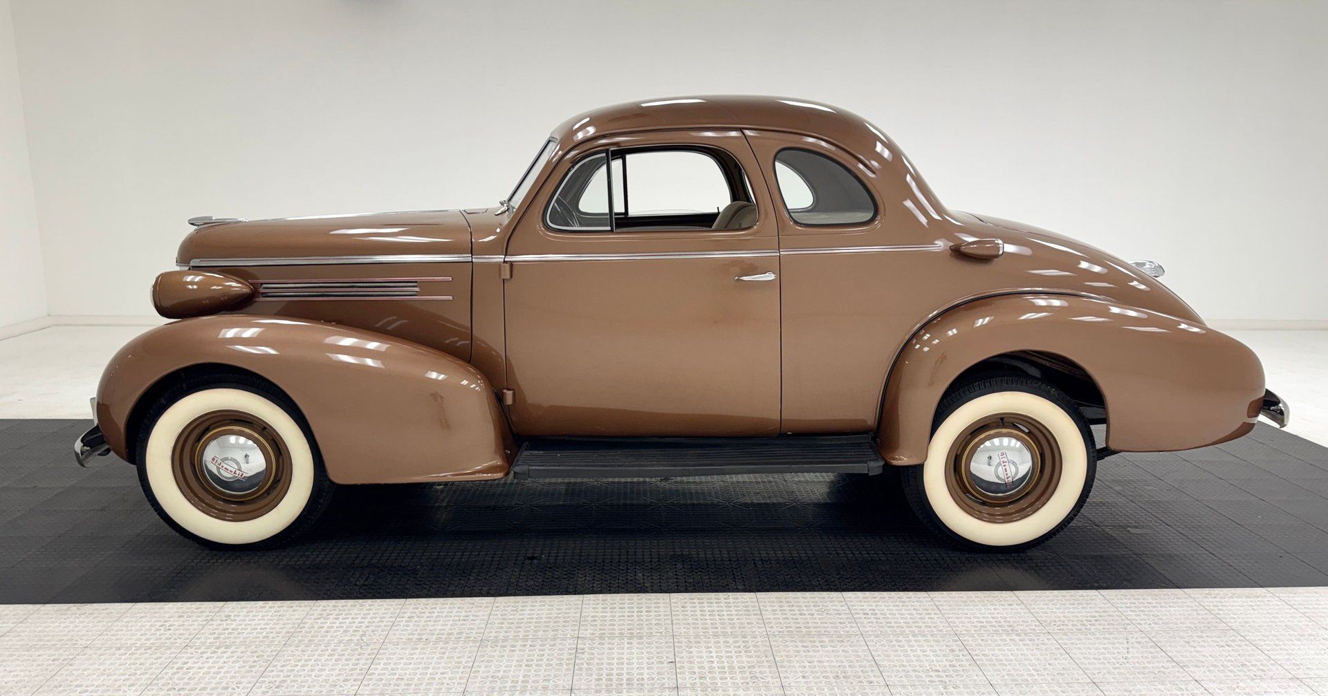 1937 Oldsmobile F37 6 Series Business Coupe, foto 2