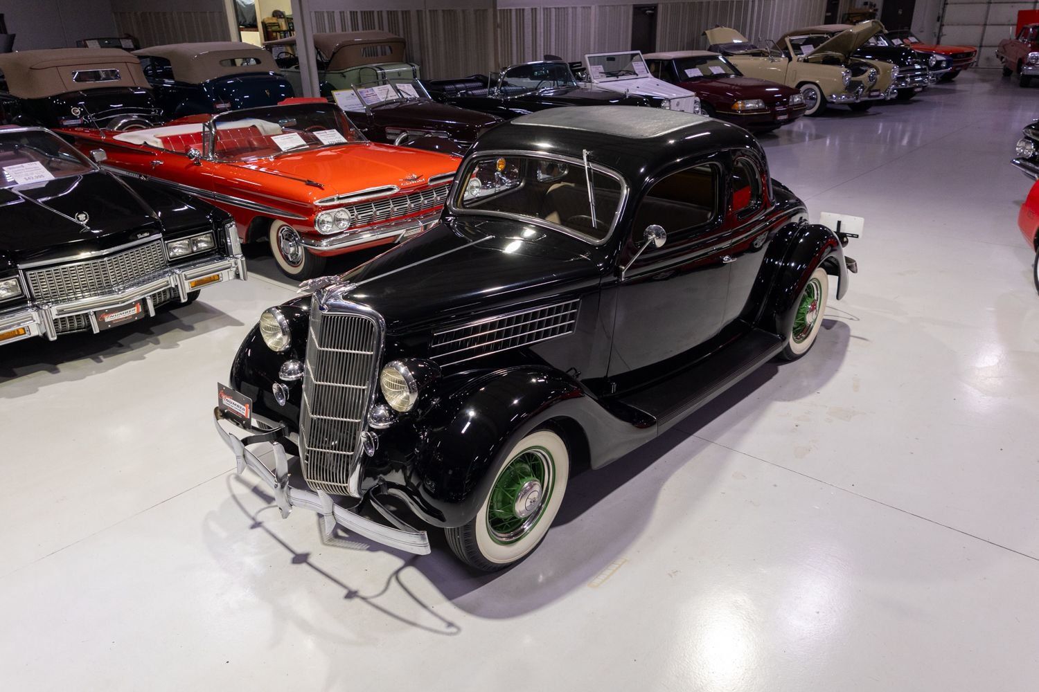 1935 Ford Model 48 De Luxe 5-Window Coupe, foto 1