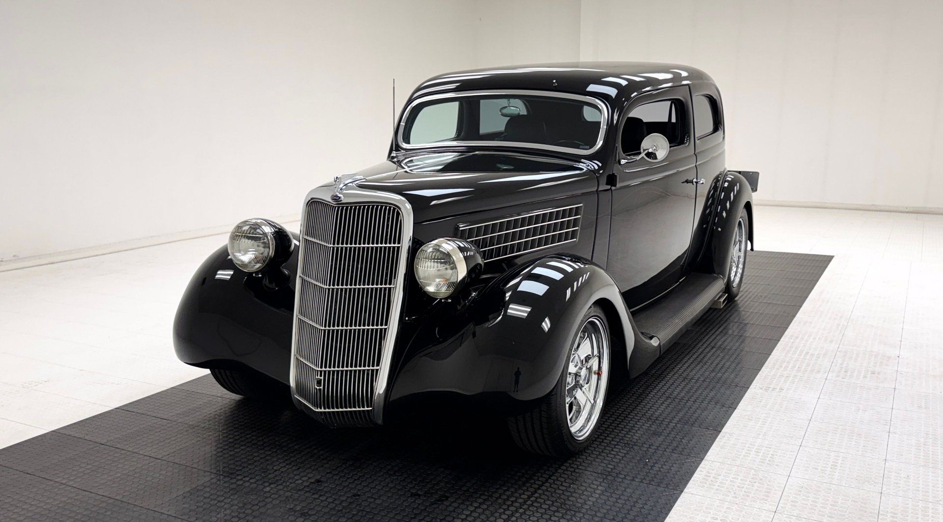 1935 Ford 48 Deluxe Tudor Sedan, foto 1