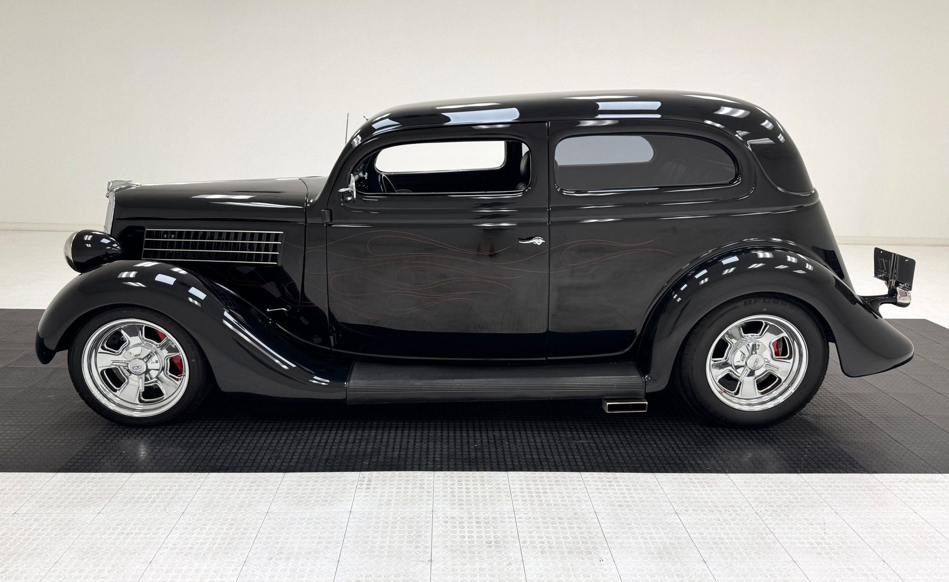 1935 Ford 48 Deluxe Tudor Sedan, foto 2