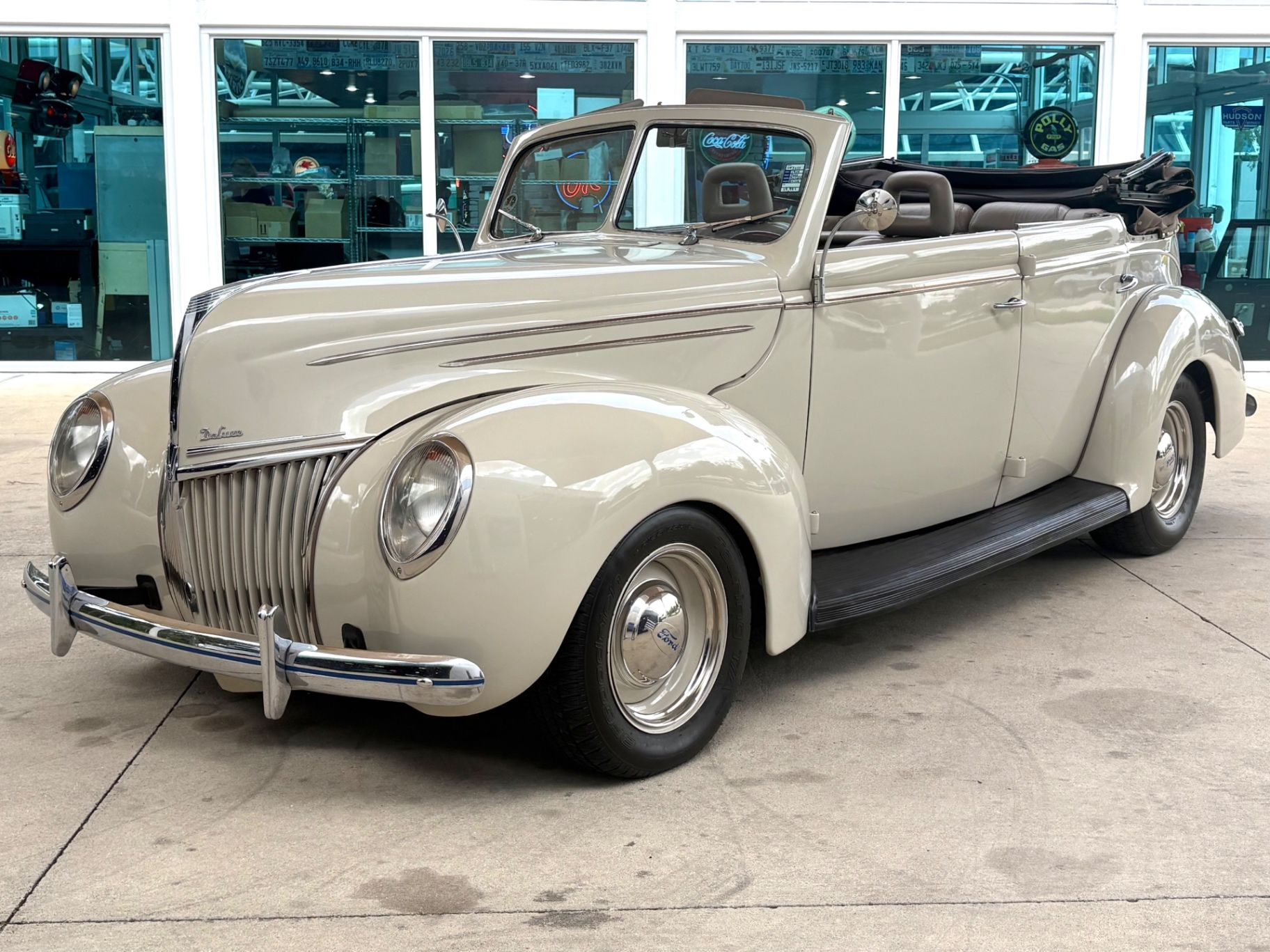 1939 Ford Deluxe Convertible Sedan, foto 1