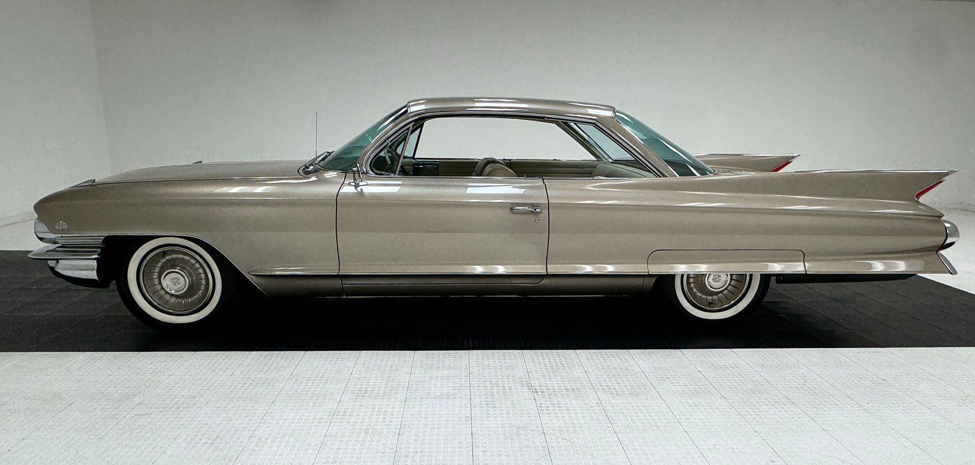 1961 Cadillac Series 63 Coupe DeVille, foto 2