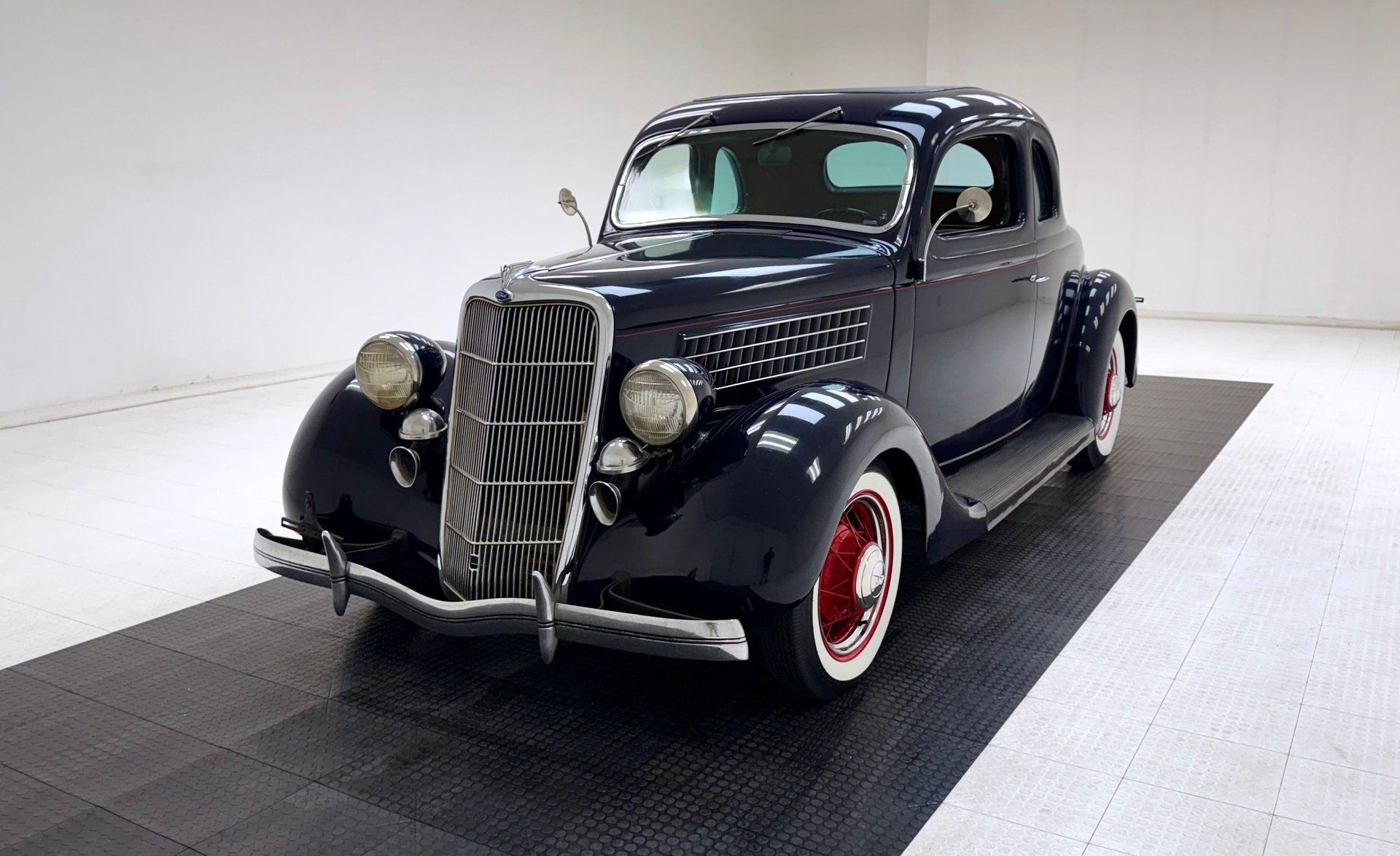 1935 Ford Model 48 V8 Series 5 Window Coupe, foto 1