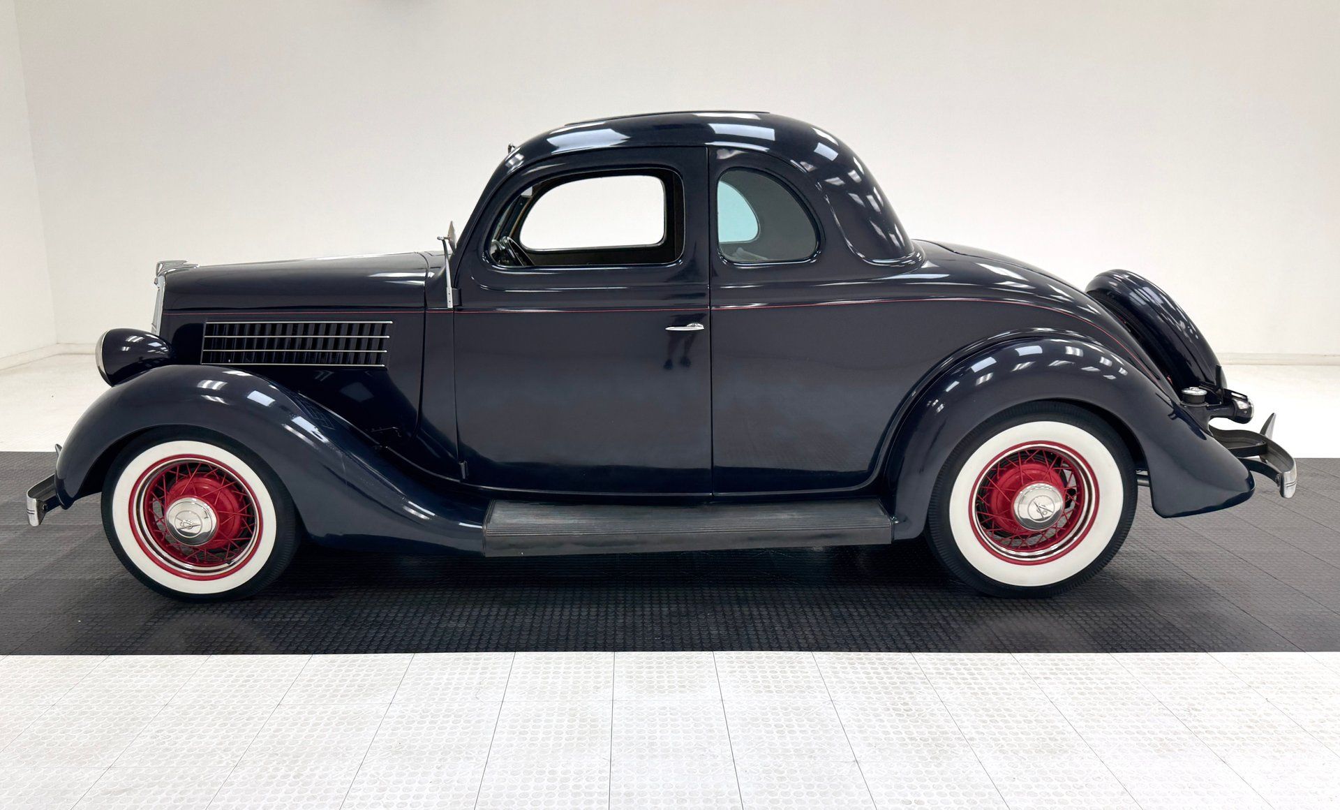 1935 Ford Model 48 V8 Series 5 Window Coupe, foto 2