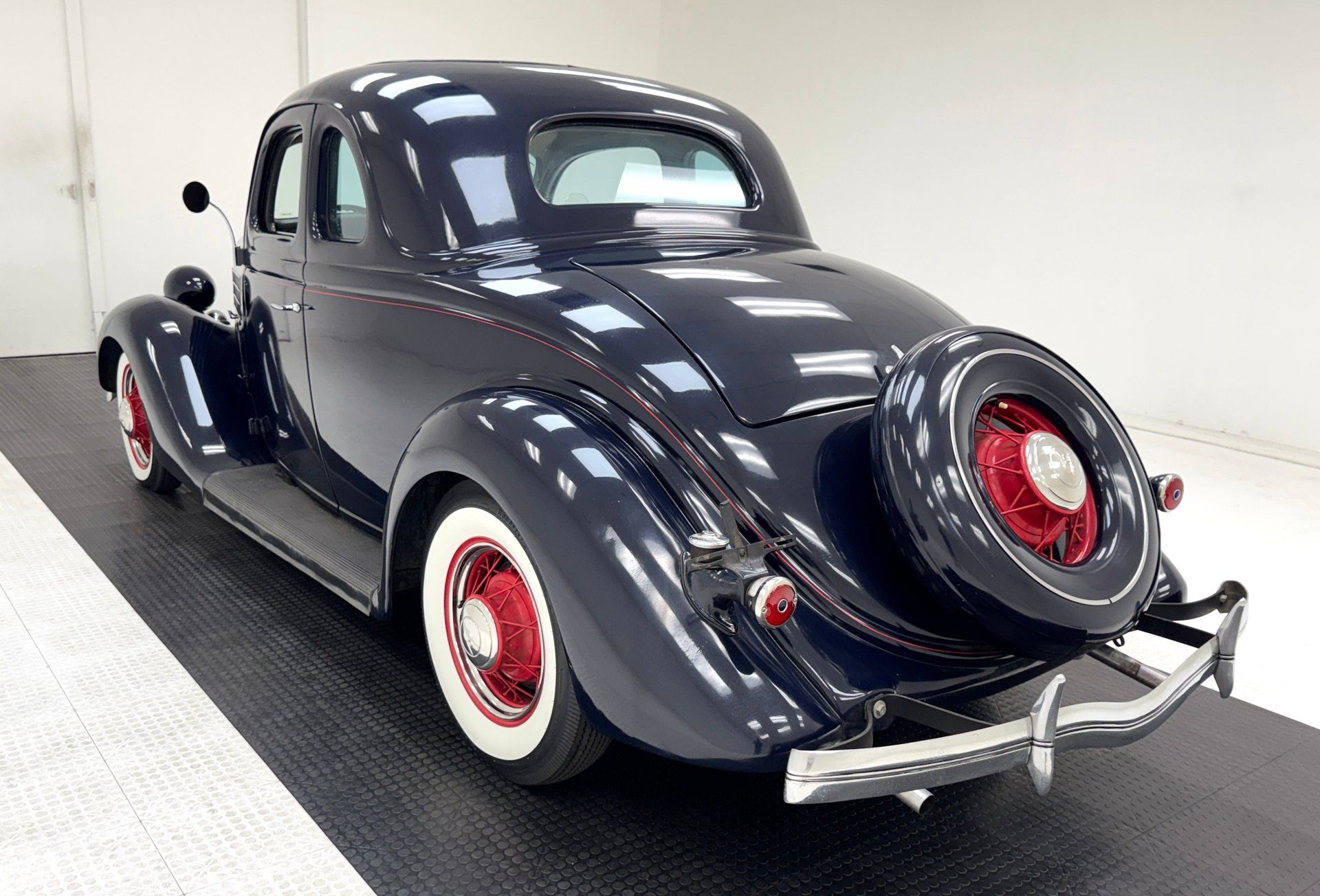 1935 Ford Model 48 V8 Series 5 Window Coupe, foto 3