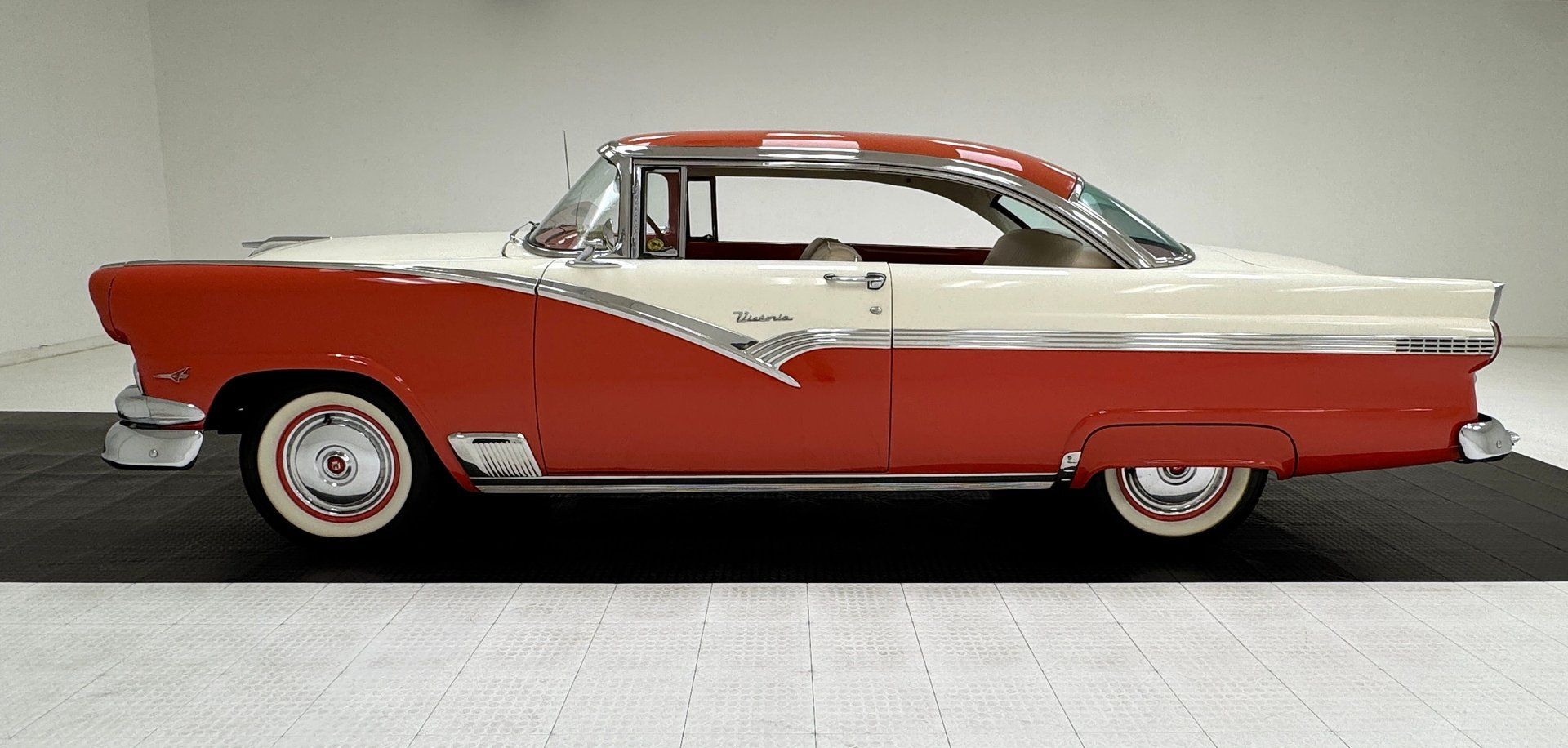 1956 Ford Fairlane Victoria 2 Door Hardtop, foto 2