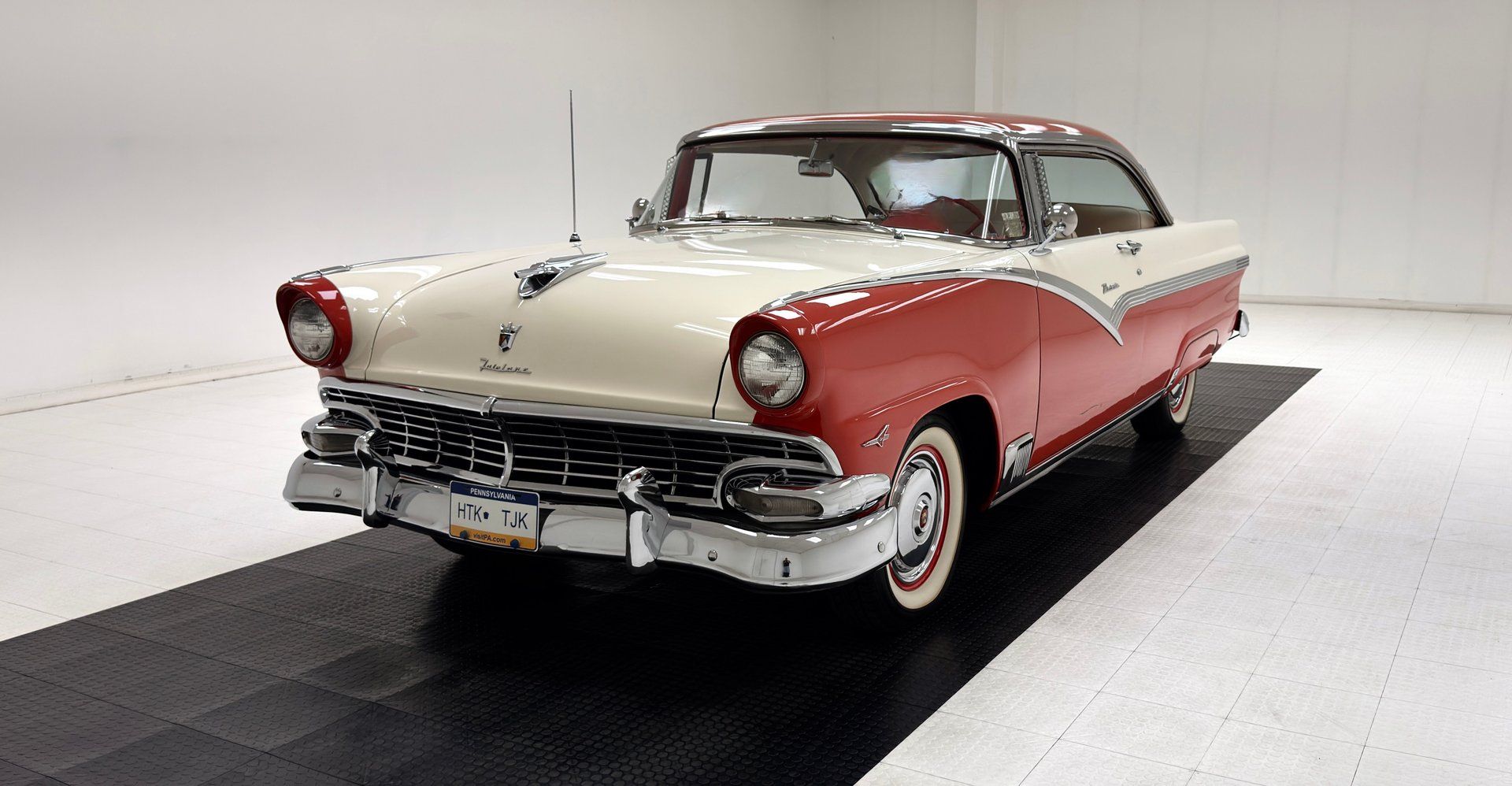 1956 Ford Fairlane Victoria 2 Door Hardtop, foto 1