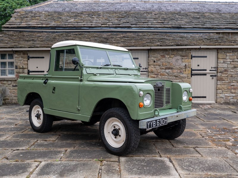 1970 Land Rover Series IIA 88" - Peter Rabbit 2 Movie Car, foto 1